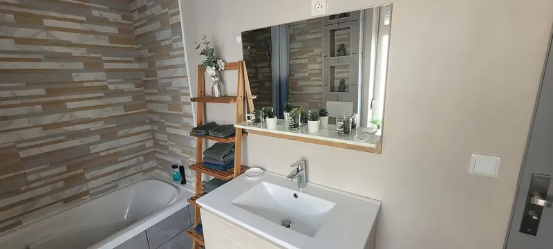 Salle de bain : serviettes et produits fournis