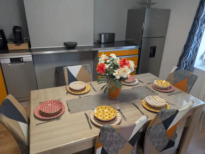 Table pour 6, lave-vaisselle et Nespresso